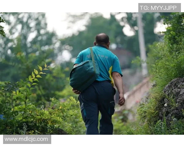 孤独的背影与绿茵场上的奋斗足迹足球明星为梦想拼搏的深刻写照